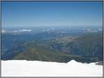 Blick vom schneebedeckten Jungfraujoch auf die schneefreie Bergwelt der Umgebung. (24.07.2008) 