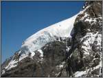 Am Jungfraujoch - Blick auf Felsen und Schnee.