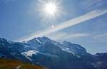 Blick von der Kleinen Scheideeg zur Sonne, darunter die Jungfrau (4.158 m . M.), links das Jungfraujoch.