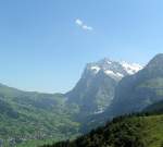 Beim Anstieg mit der Wengernalpbahn zur Kleinen Scheidegg hat man eine schne Aussicht aufs Wetterhorn (3.701 m), sowie hinunter ins Tal nach Grindelwald.