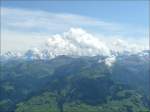 Die Jungfrauregion von Niesen Kulm aus fotografiert am 29.07.08. V.l.n.r.: Schreckhorn (4078 m), Eiger (3970 m), Mnch (4158 m), Jungfrau (4158 m), welche sich hartnckig hinter den Wolken versteckte, Ebnefluh (3960 m), Grosshorn (3754 m) und Breithorn (3785 m). (Hans) 