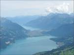 Aussicht vom Niesen auf den Thuner See, Interlaken und den Brienzer See. Am Horizont erkennt man v.l.n.r.: Brienzer Rothorn (2350 m), Brisen (2404 m), Wissigstock (2887 m), Titlis (3238 m), Wildgerst (2891 m) und Sustenhorn (3504 m). 29.07.08 (Jeanny) 