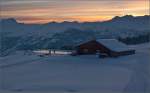 Nach Sonnenuntergang an Europas hchstgelegener Eisbahn nebst Alp Raguta. Zu bestaunen gibt es das Ganze oberhalb Feldis, mit Seilbahn und Sessellift direkt von der Bahnstation Rhzns errreichbar. Unterhalb liegt das Domleschg, Januar 2013.