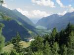 Unterwegs mit der Bernina Bahn am 10.07.2008. Hier Blick ins Tal auf den Lago di Poschiavo.