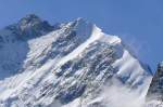 Piz Bernina (4048,60m) mit Biancograt (Eis bis 50°) am 17.10.2008. Der schönste Grat der Alpen. Aufnahmestandort Morteratsch-Gletscherpfad, Ende der Eiszunge im Jahre 1960. 