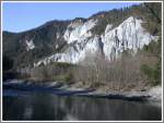 Die Vorderheinschlucht ist durch einen riesigen Felssturz vom Flimserstein entstanden. Der Vorderrhein hat sich einen Weg durch den Kalkstein gegraben. (04.03.2007)