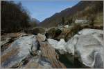 Im Mrz ist es noch ruhig an der Ponte dei Salti im Valle Verzasca.
(22.03.2011)
