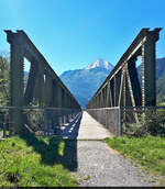 Eine Brücke über die Reuss am Rande von Erstfeld (CH) führt in Richtung des Bristen.