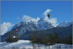 Bunte Farbtupfer unterstreichen die Schnheit der tiefverschneiten Waadtlnder Berge, bei Chteau d'Oex.
(28.01.2013)