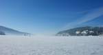 Spaziergnger auf, statt am See: Der gefrorene Lac de Joux.