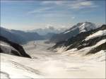 Der groe Aletschgletscher und im Hintergrund v.l.n.r. Rothorn (2887 m), Cherbandung (3210 m), Eggishorn (2927 m), Helsenhorn (3272 m) und Dreieckhorn (3811 m) aufgenommen am Jungfraujoch am 30.07.08. (Jeanny)