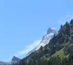 Noch sehr zaghaft zeigt sich das Matterhorn (4.478 m) am 05.08.07 den Fahrgsten der Gornergratbahn.
