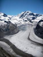 Im Vordergrund des Fotos sieht man den Grenzgletscher und den Zwillingsgletscher, im Hintergrund erkennt man die Parrotspitze (4.432 m), die Ludwigshhe (4.341 m) sowie den Liskamm (4.527 m).