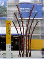 Das Denkmal am Bahnhof von Brig sieht wie ein berdimensionaler Reiverschluss aus. 31.07.08 (Jeanny)