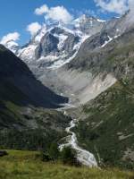 Glacier de Zinal mit Dent Blanche (4357m) und Grand Cornier (3962m), am rechten Bildrand in der Mitte ist die Cabanne de Petit Moutet (2142m) zu sehen, aufgenommen auf dem Weg zur Cabanne d´Ar Pitetta (2786m) am 6.8.2004 um 10:11 Uhr