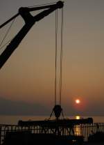 Selbst der Schiffskran wirkt romantisch bei einem solchen Sonnenuntergang.
(16.02.2008)