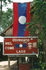  Welcome Laos  steht auf einem Begrungsschild auf einer zu Laos gehrenden Insel im Mekong im Norden Thailands. Hier kann man am  Goldenen Dreieck  von Thailand aus bersetzen, ohne ein Visum beantragen zu mssen. (Mrz 2006)