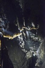 Die Höhlen von Škocjan liegen im Unterkrainer Karstgebiet auf einer Höhe von etwa 420 bis 450 m. Durch Regenwasser und Flüsse wird das Kalkgestein gelöst. ie größte Halle ist die Martelhalle mit 308 m Länge, einer Höhe von bis zu 146 m und einer maximalen Breite von 123 m. Sie hat ein Volumen von 2,1 Millionen m³. Aufnahme: 28. Juli 2016.
