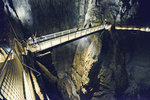 Die Höhlen von Škocjan (slowenisch: Škocjanske jame). Die Höhlen von Škocjan liegen im Unterkrainer Karstgebiet auf einer Höhe von etwa 420 bis 450 m. Durch Regenwasser und Flüsse wird das Kalkgestein gelöst. Es entstehen Höhlen und Dolinen – große Trichter in der Landschaft. Aufnahme: 28. Juli 2016.