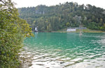Smaragdgrünes Wasser im Bleder See (slowenisch: Blejsko jezero) in Bled. Aufnahme: 1. August 2016.