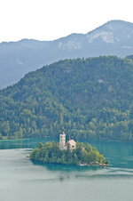Bleder See (slowenisch: Blejsko jezero) von der Burg in Bled aus gesehen. Aufnahme: 1. August 2016.