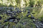Steine gestapelt am Ufer des Flusses Radovna in Vintgar Schlucht (slowenisch: Blejski Vintgar). Aufnahme: 2. August 2016.