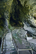 Höhlenportal hinter der Höhlenburg von Predjama in Slowenien. Aufnahme: 27. Juli 2016.