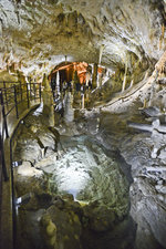 Das Höhlensystem von Postojna besteht aus drei Hauptebenen – auf der untersten fließt noch heute der Fluss Pivka. Mit der Höhle von Postojna durch den unterirdischen Lauf der Pivka zu einem Höhlensystem verbunden sind Pivka Jama, Otoska Jama, Magdalena Jama, Črna Jama und Planinska Jama. Aufnahme: 27. Juli 2016.