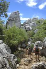El Torcal (Paraje Natural Torcal de Antequera) - Die im Naturschutzgebiet bizarr geformten Felsen aus porösen Kalkstein wurden von Regen und Wind abgerundet, ausgehöhlt.