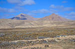 Blick auf den Vulkanbergen südlich von Corralejo auf der Insel Fuerteventura in Spanien.