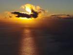Im Licht der aufgehenden Sonne und durch die Wolkendecke ragend ist der 3718 m hohe Pico del Teide der Insel Teneriffa zusehen. Aufnahme wurde aus dem unter Fuencaliente liegenden Ortsteil Las Caletas gemacht (La Palma, September 2013).