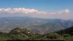 Blick vom Montserrat-Gebirge auf das hügelige Hinterland von Barcelona (E) während einer Wanderung.
[19.9.2018 | 14:36 Uhr]