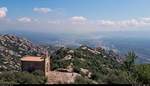 Blick vom Montserrat-Gebirge auf das hügelige Hinterland von Barcelona (E) während einer Wanderung.