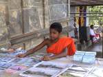 2005.12.04. Tempel in Gadaladeniya. Junger Mnch verkauft Bilder und Bcher