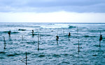 Stelzenfischer am Strand von Weligama. Bild vom Dia. Aufnahme: Januar 1989.