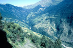Landschaft an der Trekkingroute nach Annapurna. Bild vom Dia. Aufnahme: September 1988.