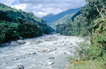 Der Fluss Burundi Kola nordwestlich von Pokhara. Bild vom Dia. Aufnahme: September 1988.