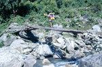 Brücke am Bergsteig nach Annapurna. Bild vom Dia. Aufnahme: September 1988.
