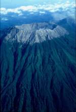 Blick aus dem Flugzeug auf einen Vulkan und seinen Krater im Osten der indonesischen Insel Java im November 1988
