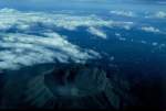 Blick aus dem Flugzeug in den Krater eines Vulkans im Osten der indonesischen Insel Java im November 1988