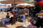 Eine  Tankstelle  an der Hauptstrasse von Aranyaprathet in Thailand nach Siem Reap in Kambodscha. Fr den kleinen Bedarf war der Kraftstoff in Flaschen abgefllt, fr greren Bedarf in Plastikkanistern. (Mai 2006)