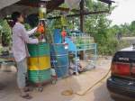 Eine Tankstelle in Kambodscha an der Strasse von Siem Riep nach Thailand am 03.05.2006. Fr den kleineren Bedarf ist der Kraftstoff bereits in Flaschen abgefllt