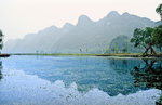 Ngo Dong-Fluss bei Tam Coc. Bild vom Dia. Aufnahme: Januar 2001.. Bild vom Dia. Aufnahme: Januar 2001.