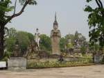 In der Nhe der nordthailndischen Stadt Nong Khai befindet sich der  Sculpture Parc . Auf dem riesigen Gelnde befinden sich neben der hinduistisch-buddhistischen Tempelanlage eigenwillige menschliche und tierische Figuren. Die bis zu 20 m hohen Statuen sind aus Beton geformt. (fotografiert am 13.03.2010)