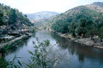 Der Ruak-Fluss bildet die Grenze zwischen Thailand (links) und Myanmar (rechts). Bild vom Dia. Aufnahme: Februar 1989.