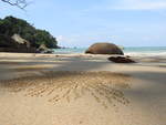  Little White Sandy Beach  ein einsamer Strand südlich von Khao Lak im Khao Lak Lamru NP. Nur eine Krabbe zeichnet ihr Muster in den Sand. Foto vom 02.10.2019.