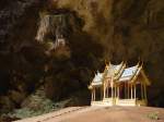 Ein kleines Tempel-Heiligtum in einer Hhle im Sden Thailands in der Nhe von Hua Hin