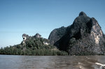Insel in derBucht von Phang-nga im Süden Thailands. Bild vom Dia. Aufnahme: Februar 1989.