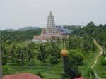 In Wat Yan, in der Nhe vom Park von Noong Noch, ca. 180 km sdlich von Bangkok, steht dieser, fr Thailand ungewhnliche, pagodenartige Chedi. Es handelt sich hier um einen Tempel indischer Buart. (14.05.2006)