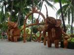 Diese aus Blumentpfen gefertigten Elefanten und sonstigen Skulpturen stehen in dem ca. 170 km sdlich von Bangkok gelegenen Park des Noong Noch Village. (21.05.2006) 